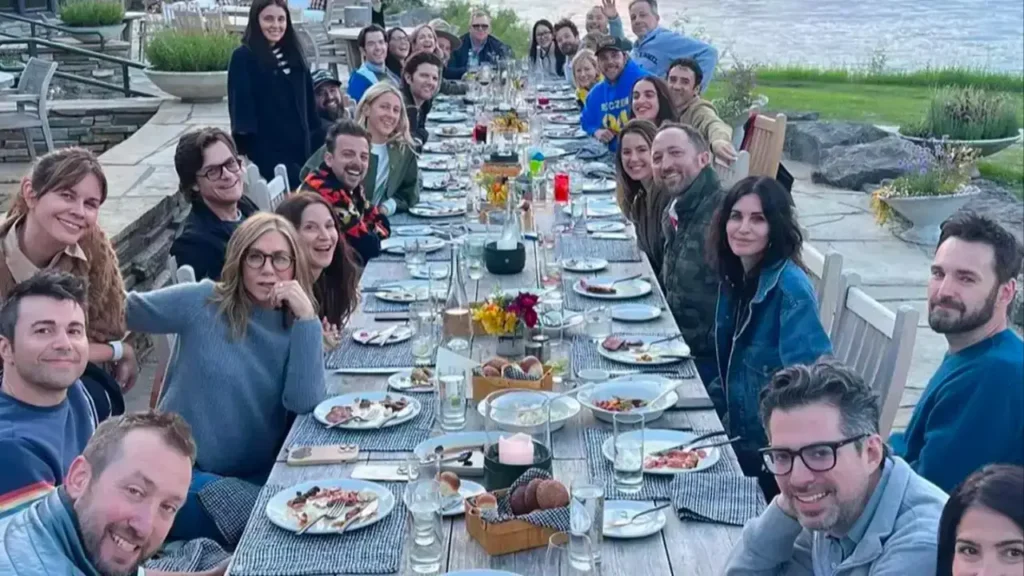 “The Ultimate Celebrity Hangout: Kristen Bell’s Star-Studded Photo Leaves the Internet Reeling”